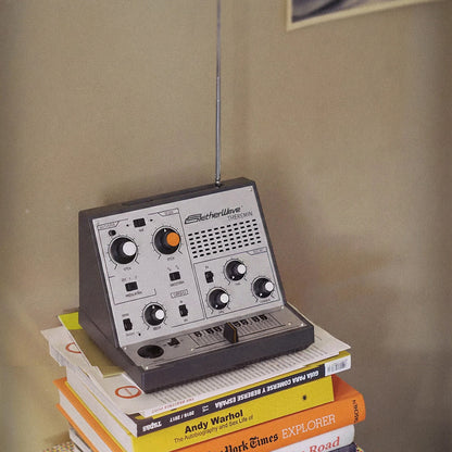 AetherWave Theremin – Synth Analogico a Controllo d’Aria Retro Sci-Fi