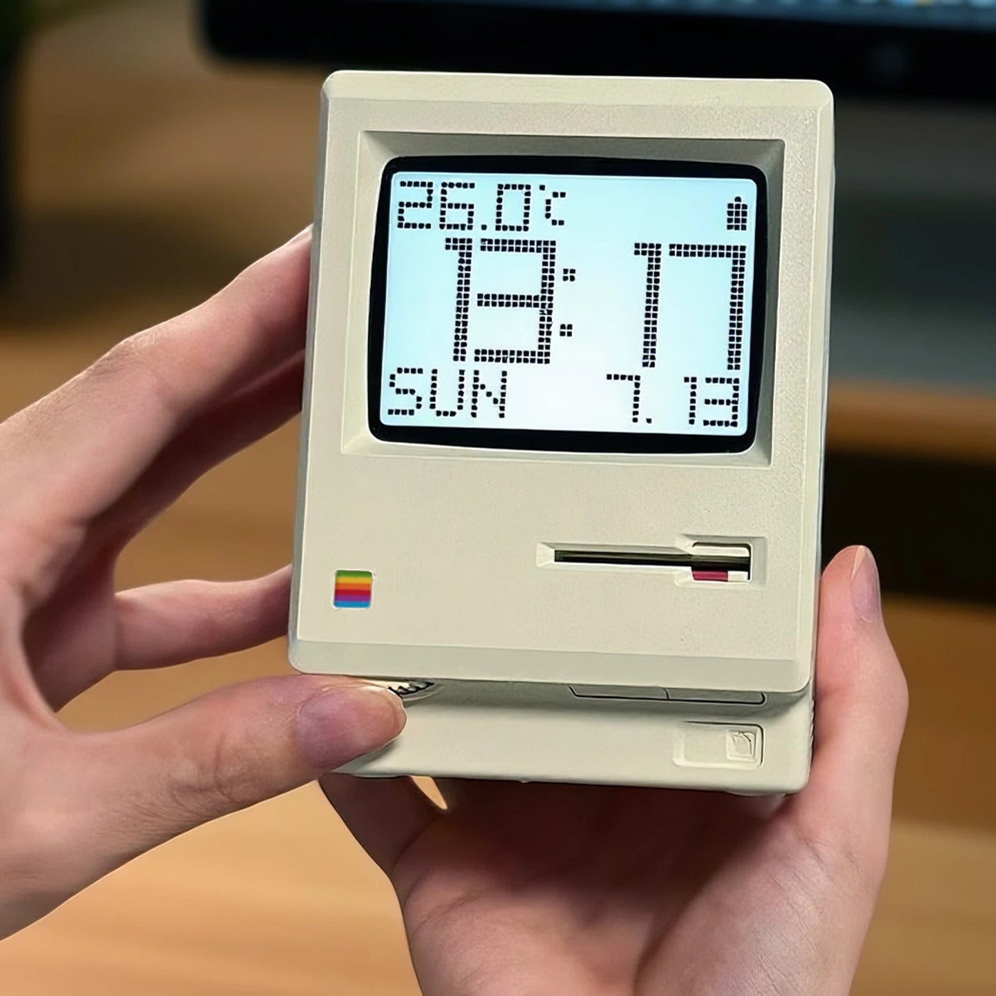 Sveglia Retrò Mac Style 1984 – Orologio Digitale Iconico Stile Computer Vintage