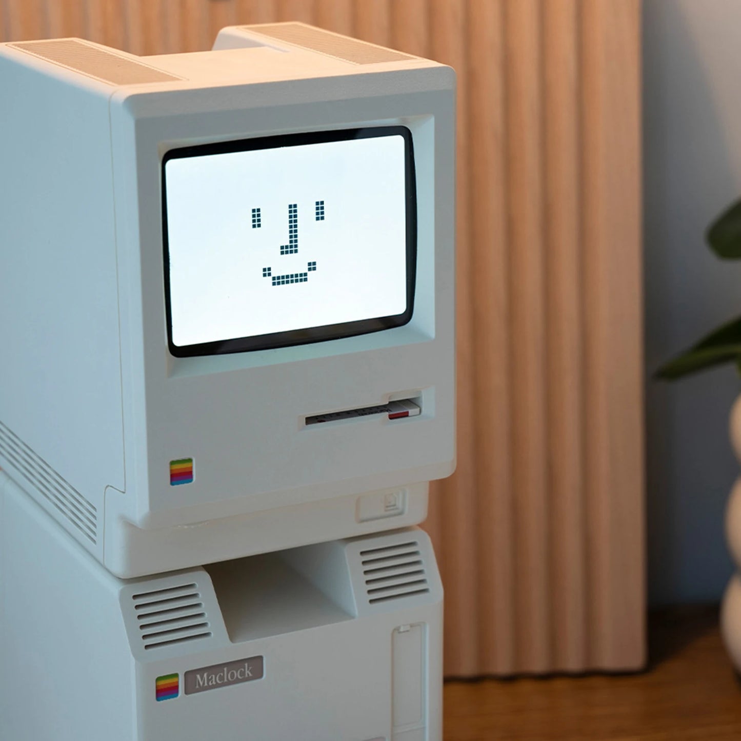 Sveglia Retrò Mac Style 1984 – Orologio Digitale Iconico Stile Computer Vintage