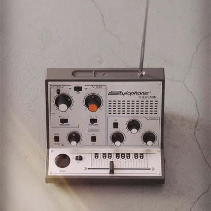 AetherWave Theremin – Synth Analogico a Controllo d’Aria Retro Sci-Fi