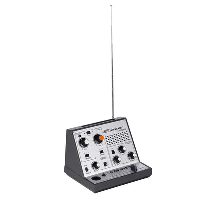 AetherWave Theremin – Synth Analogico a Controllo d’Aria Retro Sci-Fi