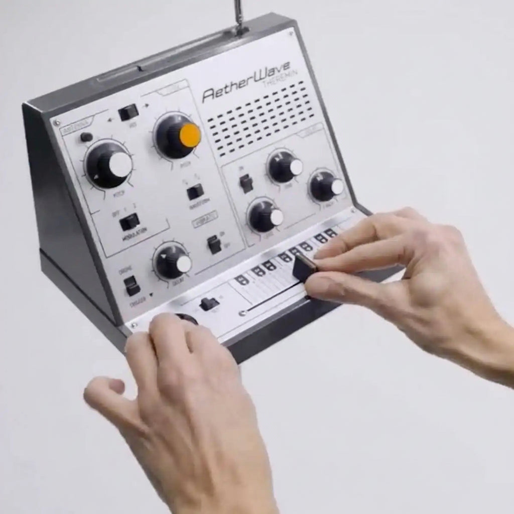 AetherWave Theremin – Synth Analogico a Controllo d’Aria Retro Sci-Fi