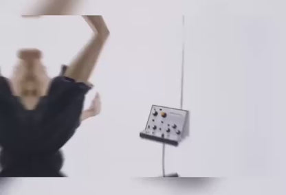 AetherWave Theremin – Synth Analogico a Controllo d’Aria Retro Sci-Fi